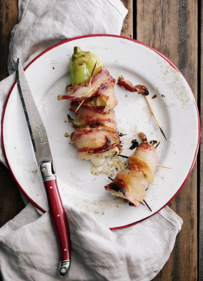 Ajíes rellenos con queso maduro de vaca y envueltos en tocino